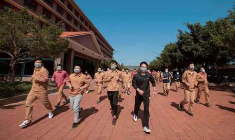 组织“跑在阳光下，，，，跑进康健里”体育活动